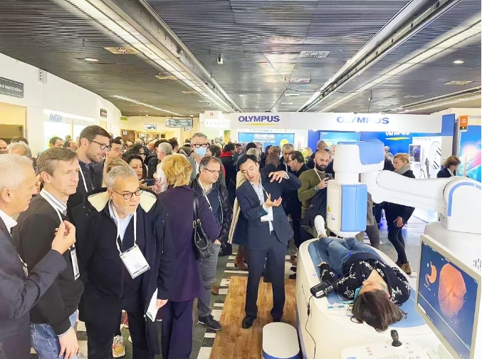 金山胶囊机器人在巴黎国际消化内镜大会现场表演